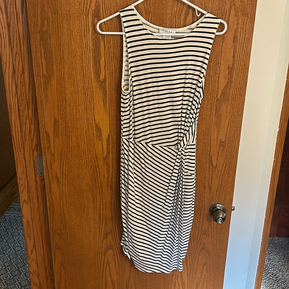 Gilli black and white stripped bodycon dress, Size large, brand new with tags